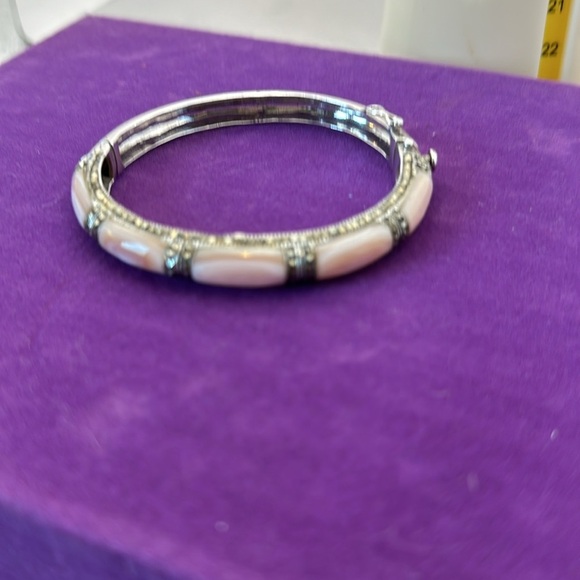 Gorgeous inlaid pink mother of pearl Maras site hinged bangle bracelet. … - Picture 2 of 9